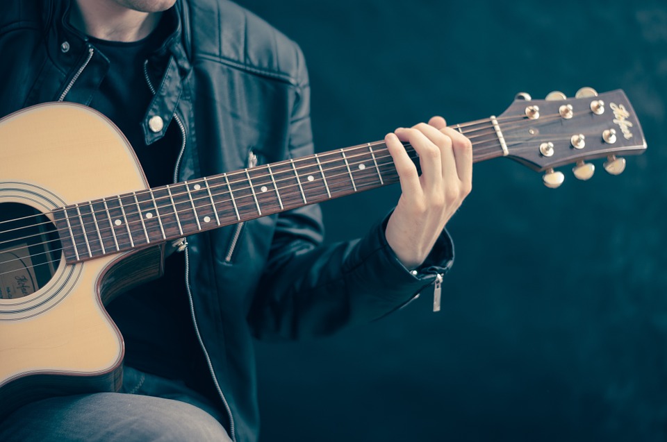 Nằm mơ thấy đàn guitar có ý nghĩa gì? Nên chọn con số may mắn nào?