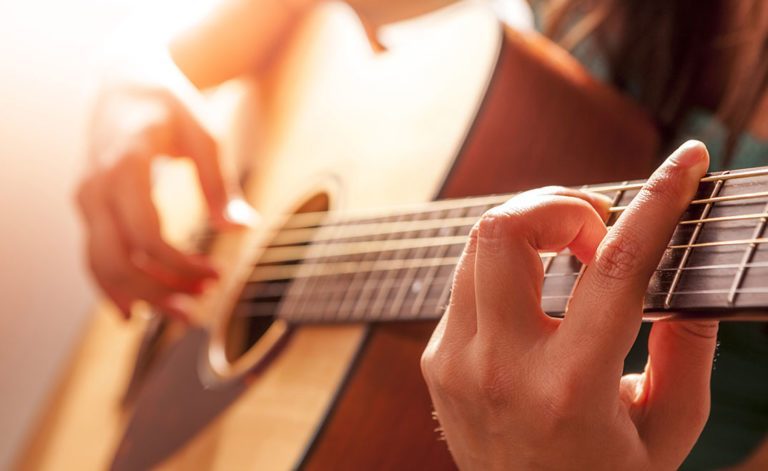 Nằm mơ thấy đàn guitar có ý nghĩa gì? Nên chọn con số may mắn nào?