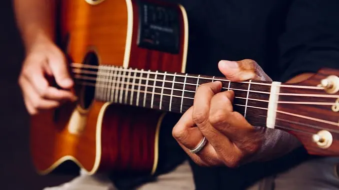 Nằm mơ thấy đàn guitar có ý nghĩa gì? Nên chọn con số may mắn nào?