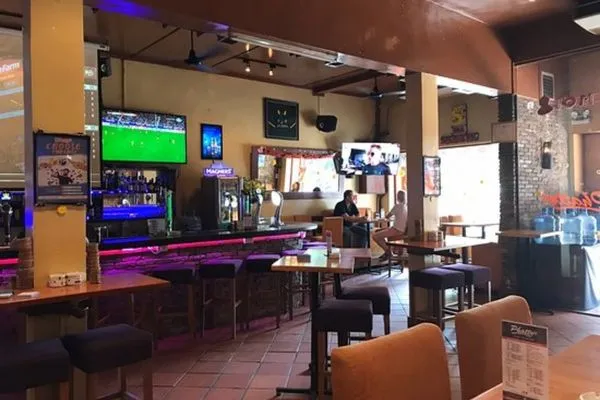 Phatty's Sports Bar & Grill là quán bia xem bóng đá ở TP.HCM