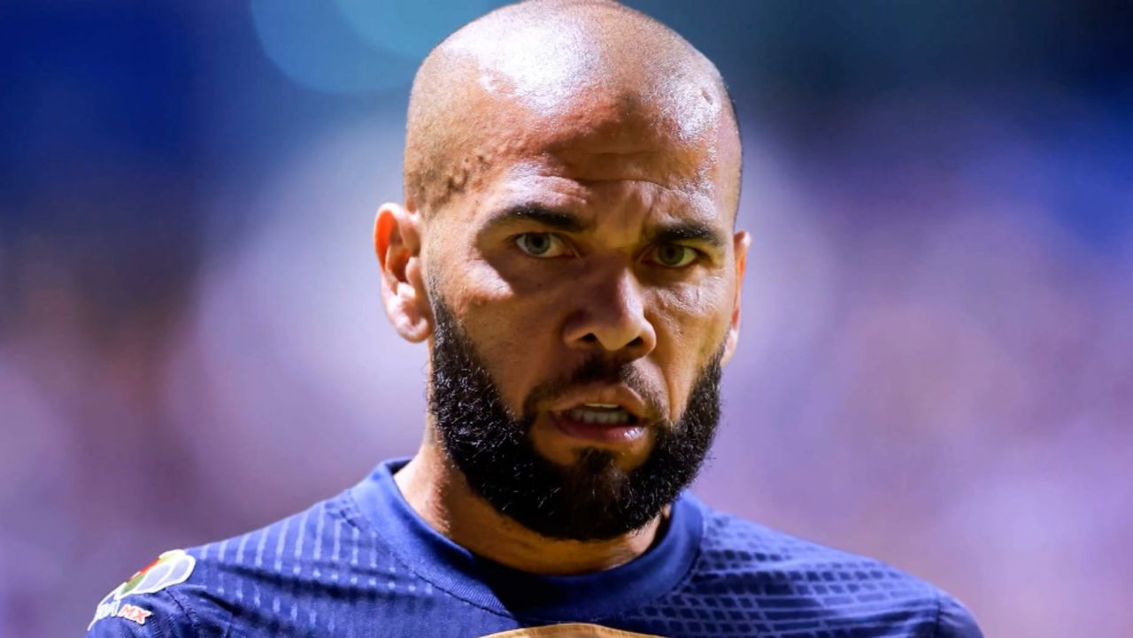 Dani Alves bất ngờ thoát khỏi án tù bốn năm rưỡi và được trả tự do | Báo Tiền Phong Điện Tử